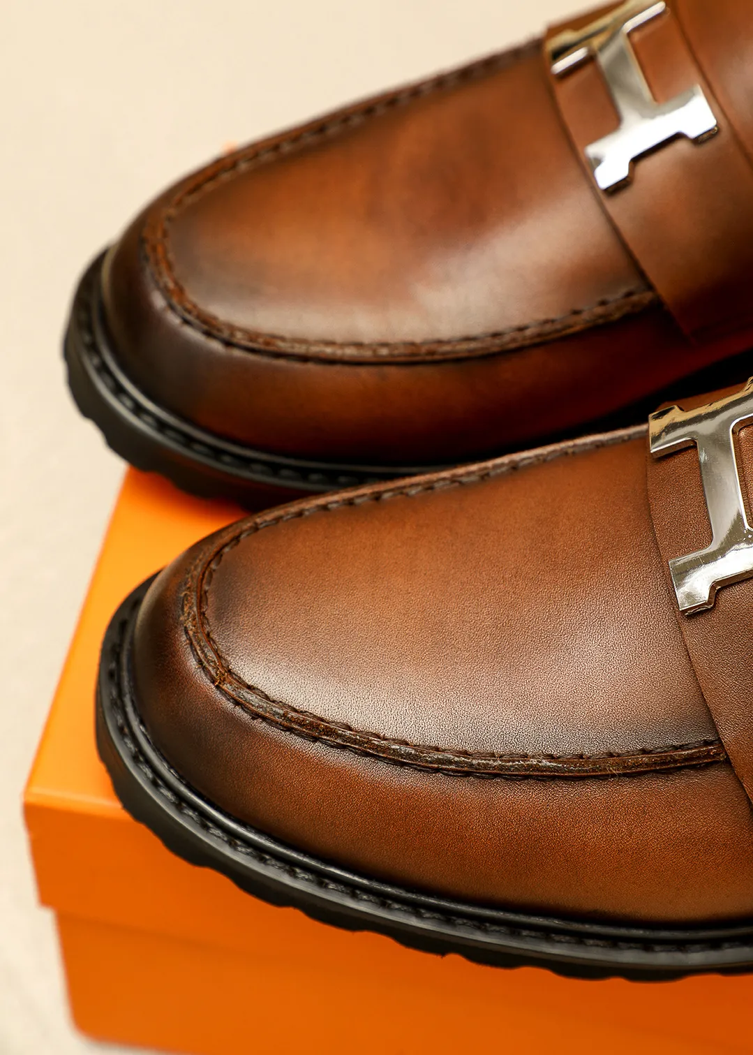 Men's shoes 💰460 💐 Product trademark: HERMES "Hermès" casual leather shoes Regular size: 38-44 (45.46🉑️customized) Product materials: Selected imported first-layer calfskin upper + luxury hardware buckle, imported water-dyed 🐂 cowhide lining. Strong three-dimensional visual effect, original outsole Color: 4⃣️colors available